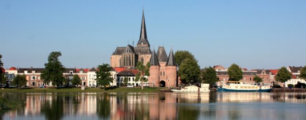 Gezicht op Kampen met spiegeling in water