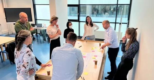 Van 18 t/m 21 augustus bieden wij samen met Public Mediation vier masterclasses aan. Door middel van theorie, praktijkervaringen en oefeningen delen we onze expertise over vier onderwerpen: conflicthantering, procesontwerp, sociale weerbaarheid en relatiewerk.